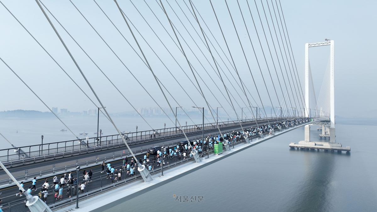 지난달 29일 인천 서구 로봇랜드 인근에서 열린 ‘2026 청라하늘대교 마라톤 대회’ 참가자들이 청라하늘대교를 가로질러 즐겁게 달리고 있다. 서울신문 DB
