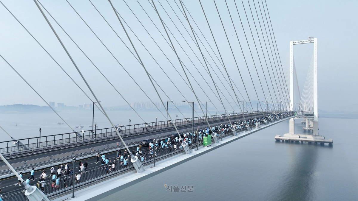 지난달 29일 인천 서구 로봇랜드 인근에서 열린 ‘2026 청라하늘대교 마라톤 대회’ 참가자들이 청라하늘대교를 가로질러 즐겁게 달리고 있다. 서울신문 DB