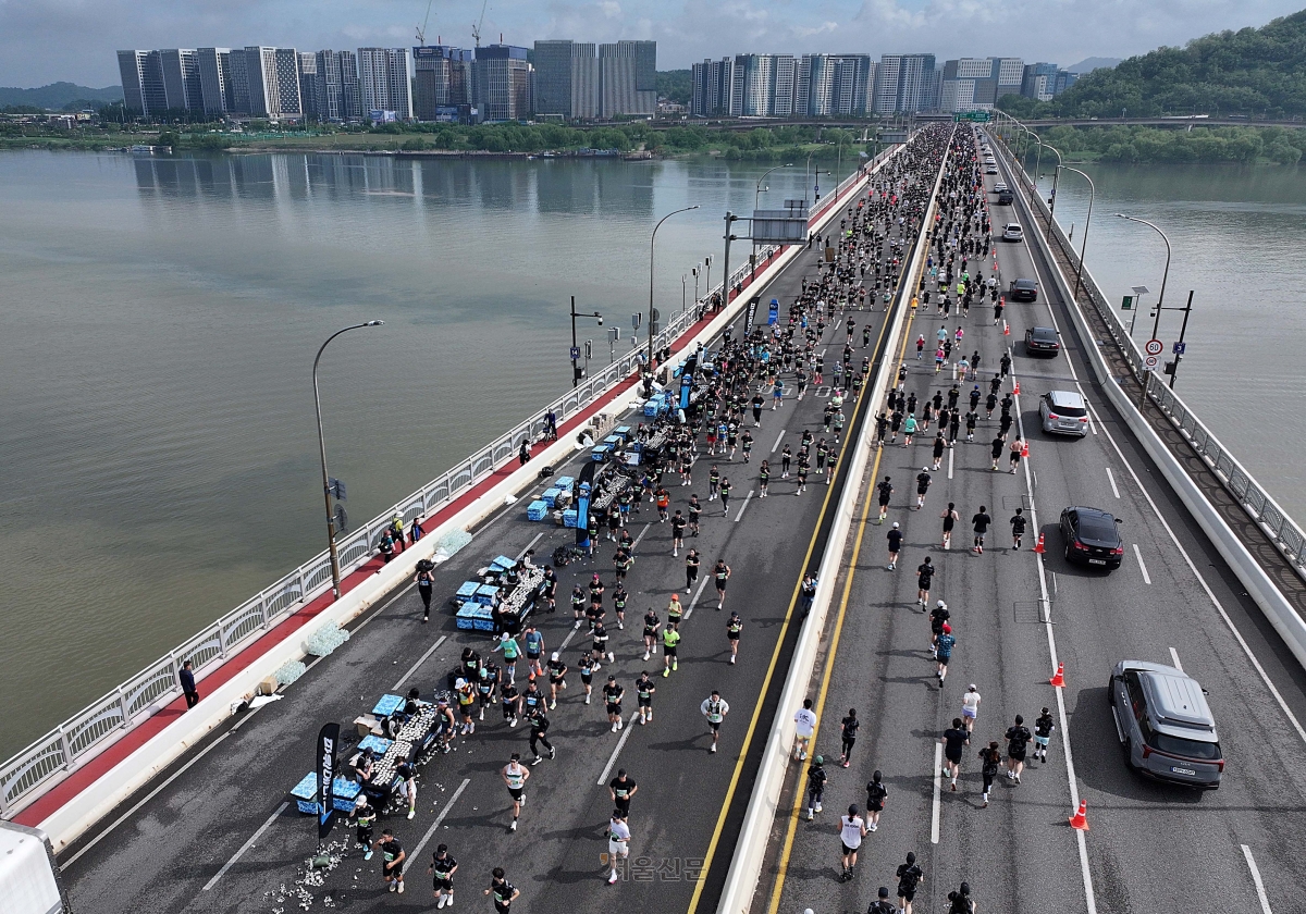 지난해 5월 17일 ‘서울신문 하프마라톤 대회’ 참가자들이 서울 마포구 가양대교 위를 달리는 모습. 서울신문 DB