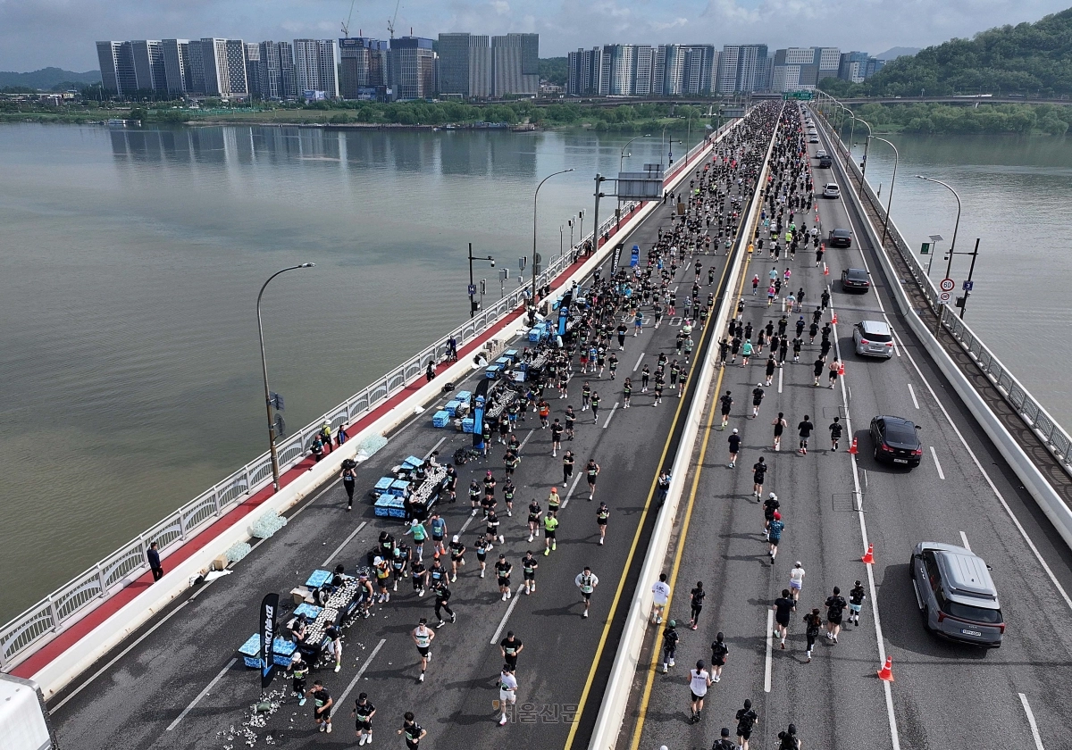 지난해 5월 17일 ‘서울신문 하프마라톤 대회’ 참가자들이 서울 마포구 가양대교 위를 달리는 모습. 서울신문 DB