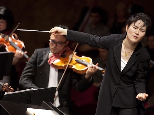 예술의전당 신임 사장으로 내정된 첼리스트 겸 지휘자 장한나가 열정적으로 오케스트라를 지휘하고 있다. 크레디아 제공