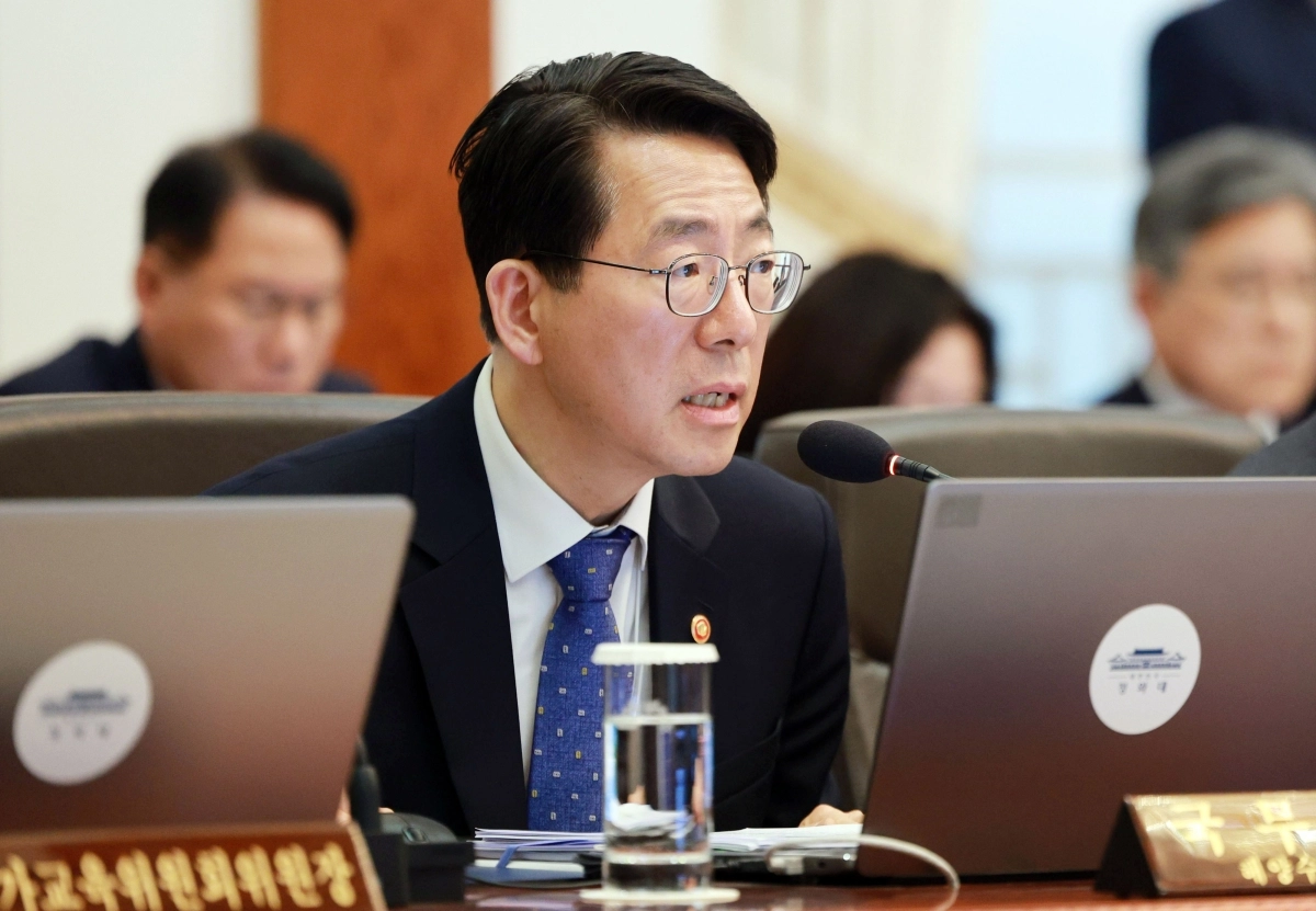 황종우 해양수산부 장관이 6일 청와대에서 열린 국무회의 겸 비상경제점검회의에서 이재명 대통령에게 중동 전쟁 관련 비상국정운영 및 대응 현황 관련 보고 하고 있다. 청와대통신사진기자단 연합뉴스 2026.4.6