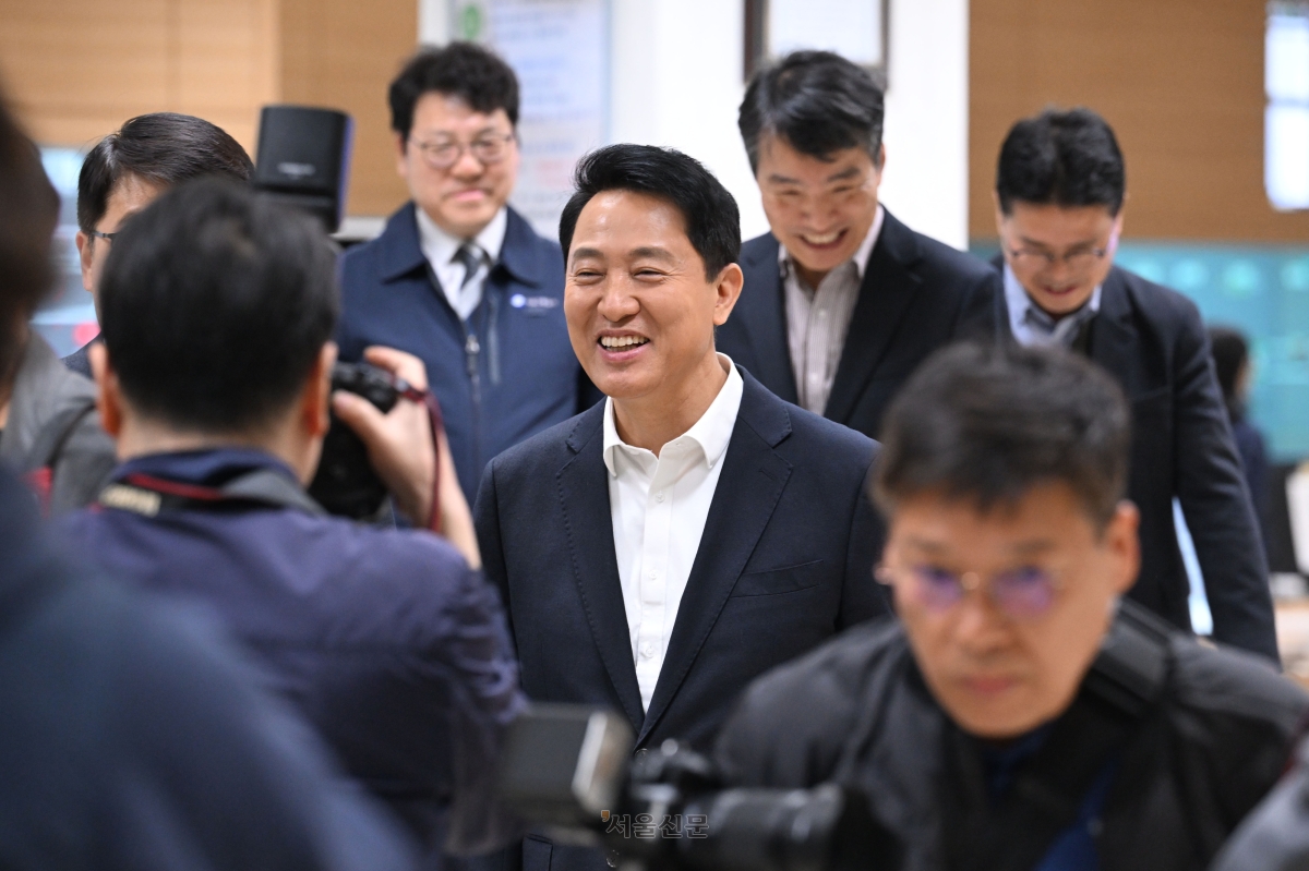 오세훈 서울시장이 6일 서울 성동구 서울교통공사 제2관제센터를 찾아 ‘무선통신 기반 열차제어시스템(CBTC)’ 도입 준비 상황을 점검하고 있다. 도준석 전문기자