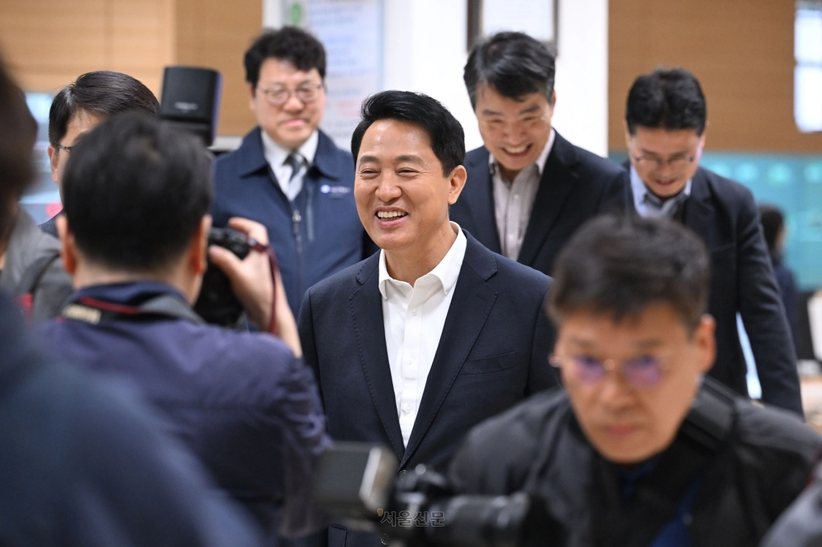 오세훈 서울시장이 6일 서울 성동구 서울교통공사 제2관제센터를 찾아 ‘무선통신 기반 열차제어시스템(CBTC)’ 도입 준비 상황을 점검하고 있다. 도준석 전문기자