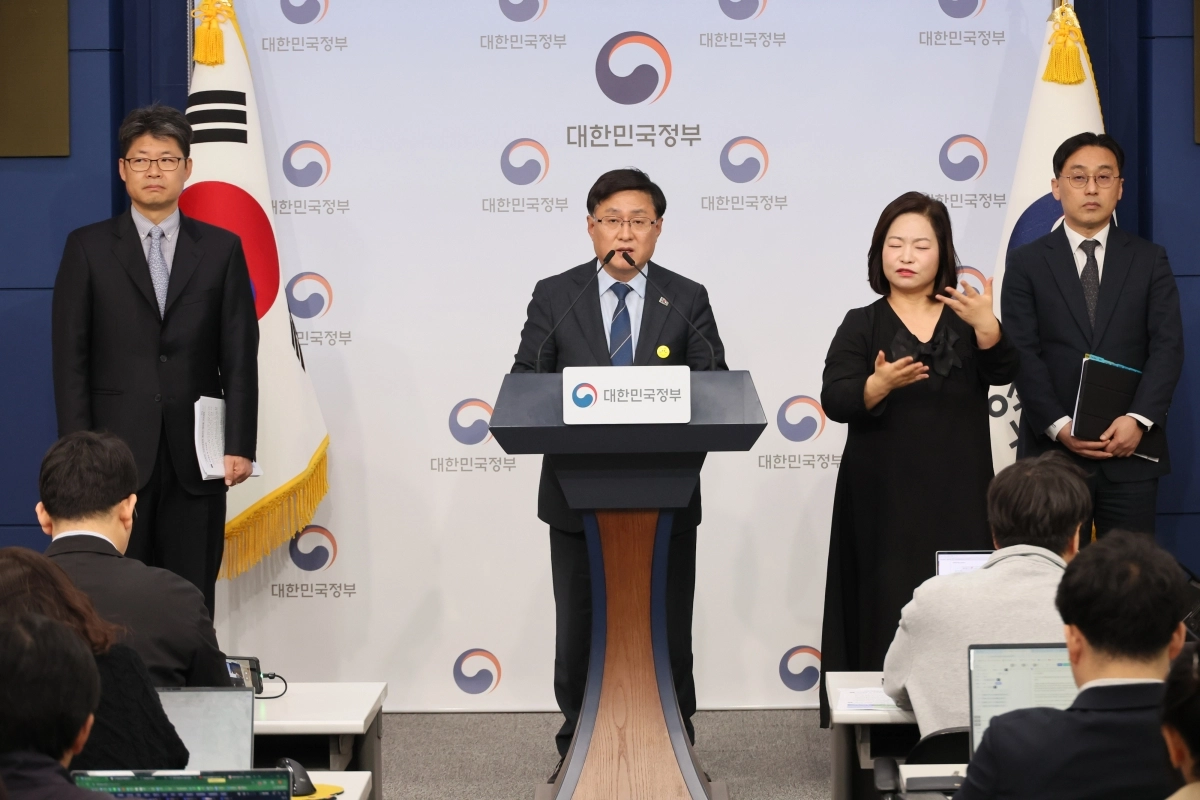 김성환 기후에너지환경부 장관이 6일 서울 종로구 정부서울청사 별관에서 에너지 대전환 추진 계획을 발표하고 있다. 2026.4.6 연합뉴스