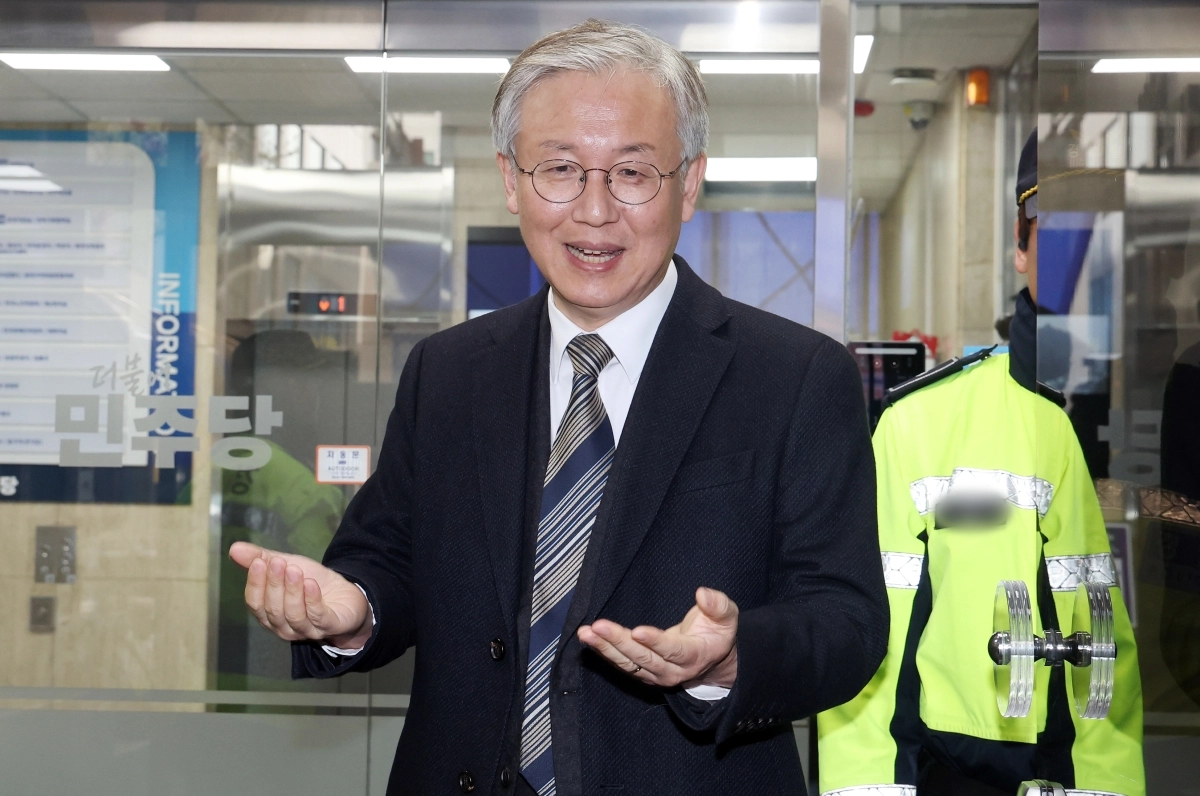 한동수 더불어민주당 윤리심판원장이 6일 오후 여의도 당사에서 열리는 윤리심판원 회의 참석에 앞서 취재진 질문에 답변하고 있다. 2026.4.6 뉴스1