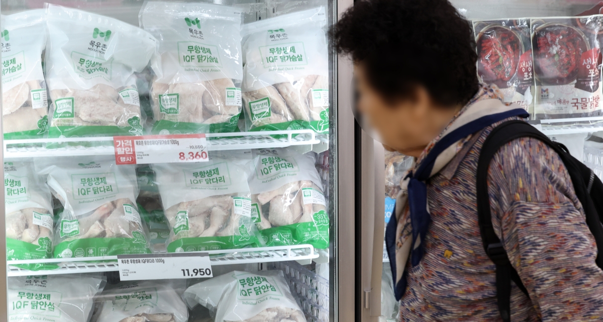 고병원성 조류인플루엔자(AI)가 유행하면서 닭고기 가격이 고공 행진 중인 가운데 한 소비자가 6일 서울의 한 마트에서 닭고기를 살펴보고 있다. 뉴시스