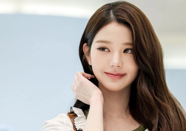 아이브 장원영이 6일 오전 서울 영등포구 여의도 더현대 서울에서 열린 미우미우 뷰티 팝업스토어 오픈 행사에 참석해 포즈를 취하고 있다. 2026.4.6<br>뉴스1