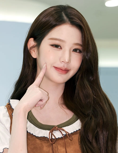아이브 장원영이 6일 오전 서울 영등포구 여의도 더현대 서울에서 열린 미우미우 뷰티 팝업스토어 오픈 행사에 참석해 포즈를 취하고 있다. 2026.4.6<br>뉴스1