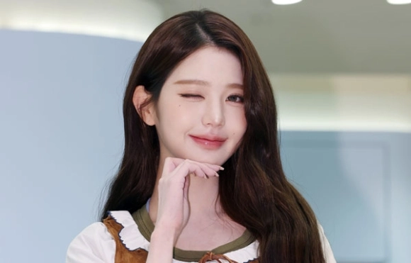 아이브 장원영이 6일 오전 서울 영등포구 여의도 더현대 서울에서 열린 미우미우 뷰티 팝업스토어 오픈 행사에 참석해 포즈를 취하고 있다. 2026.4.6<br>뉴스1