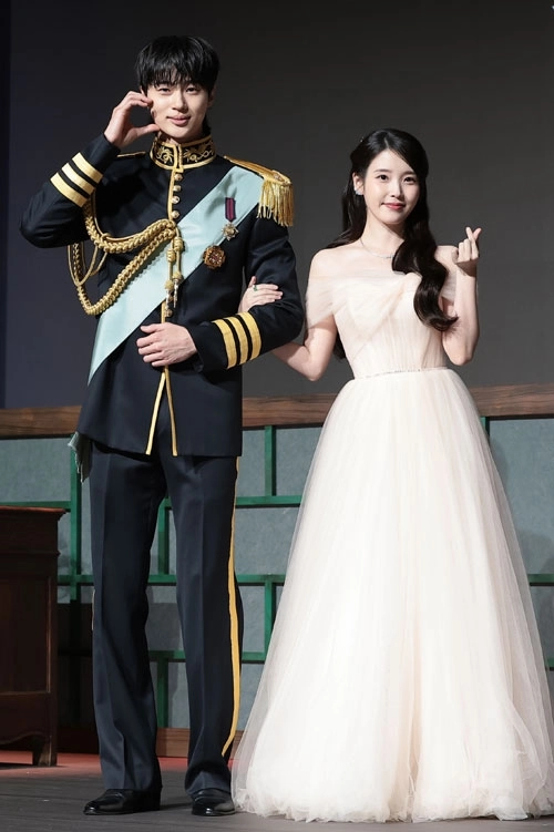 배우 변우석과 아이유(오른쪽)가 6일 오후 서울 강남구 조선팰리스 서울 강남에서 열린 MBC 새 금토드라마 ‘21세기 대군부인’(극본 유지원/연출 박준화) 제작발표회에 참석해 포즈를 취하고 있다. 2026.4.6<br>뉴스1