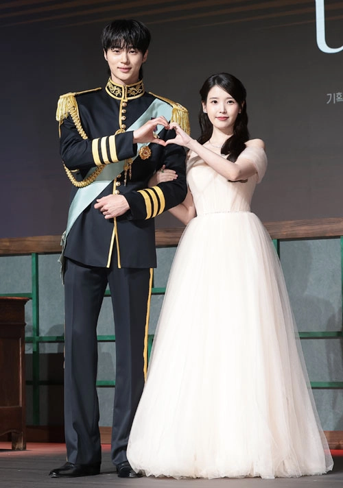 배우 변우석과 아이유(오른쪽)가 6일 오후 서울 강남구 조선팰리스 서울 강남에서 열린 MBC 새 금토드라마 ‘21세기 대군부인’(극본 유지원/연출 박준화) 제작발표회에 참석해 포즈를 취하고 있다. 2026.4.6<br>뉴스1