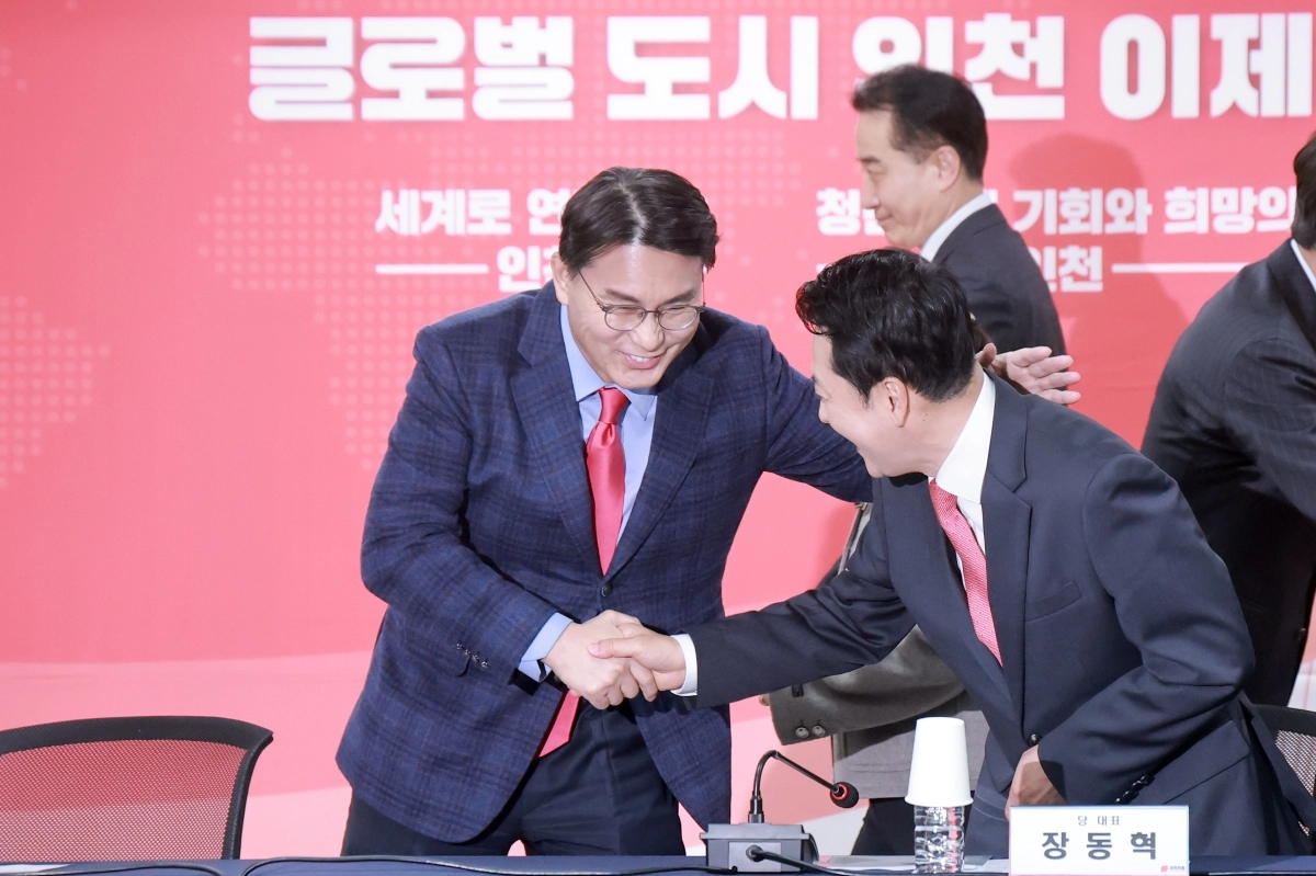 국민의힘 장동혁 대표가 6일 인천 남동구 인천시당에서 열린 현장 최고위원회의에 참석해 같은 당 윤상현 의원과 인사하고 있다. 2026.4.6. 연합뉴스
