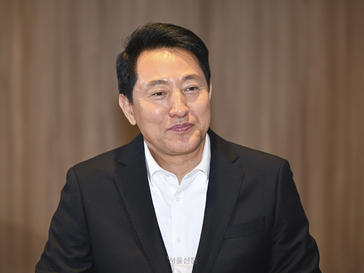 오세훈 서울시장이 6일 서울 중구 시청 집무실에서 서울신문과 인터뷰하고 있다. 이지훈 기자