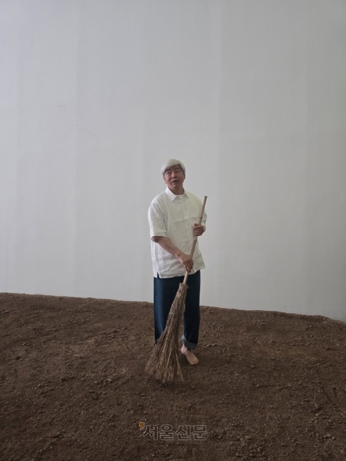 퍼포먼스를 선보이는 이배 작가.