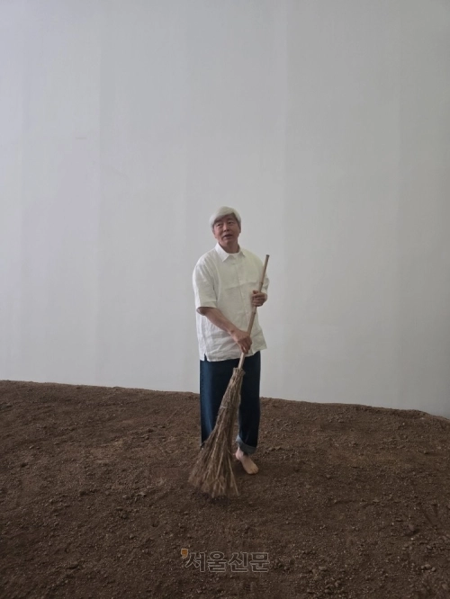 퍼포먼스를 선보이는 이배 작가.