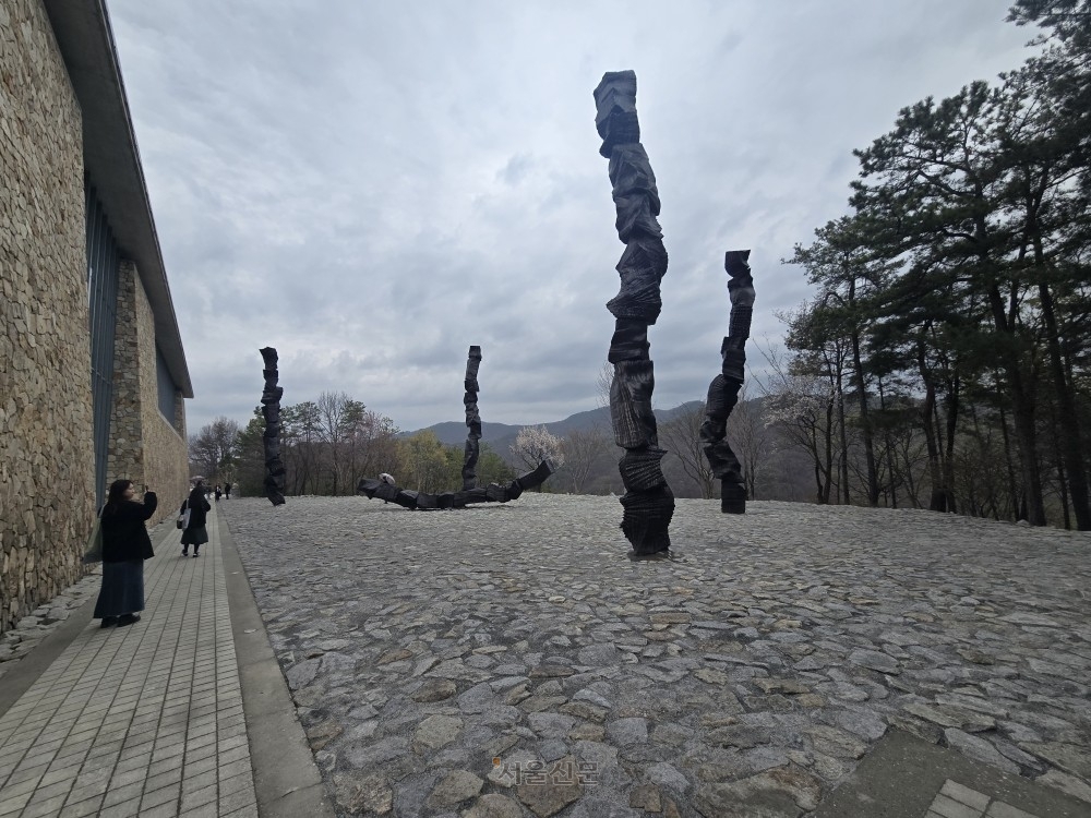 야외 공간에 놓인 브론즈 ‘붓질’.