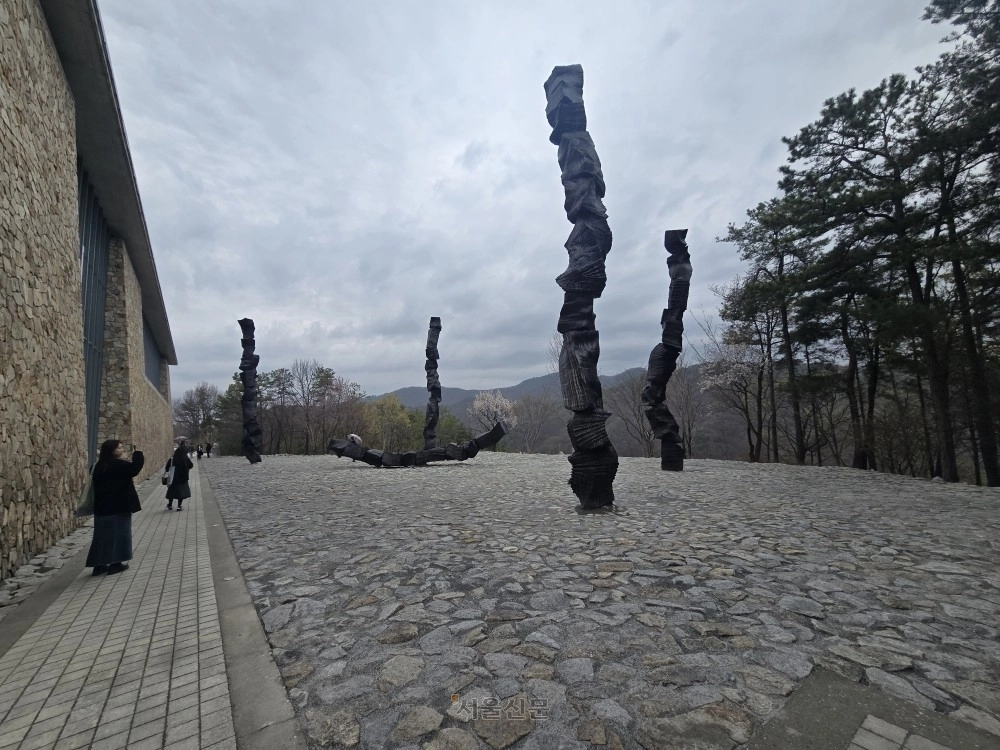 야외 공간에 놓인 브론즈 ‘붓질’.