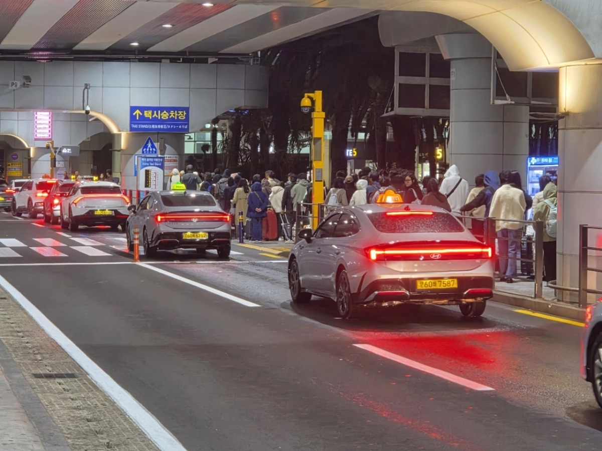 지난 3일 기상 악화로 제주 공항에 뒤늦게 도착한 여행객들이 긴급수송 택시를 타려고 줄을 서 있다. 제주도 제공