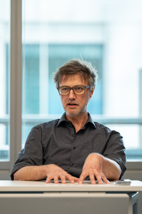 독일 창작집단 리미니 프로토콜이 선보이는 ‘리모트 X’에서 현지 연출을 맡은 외르크 카렌바워가 ‘리모트 서울’에 대해 설명하고 있다. GS아트센터 제공