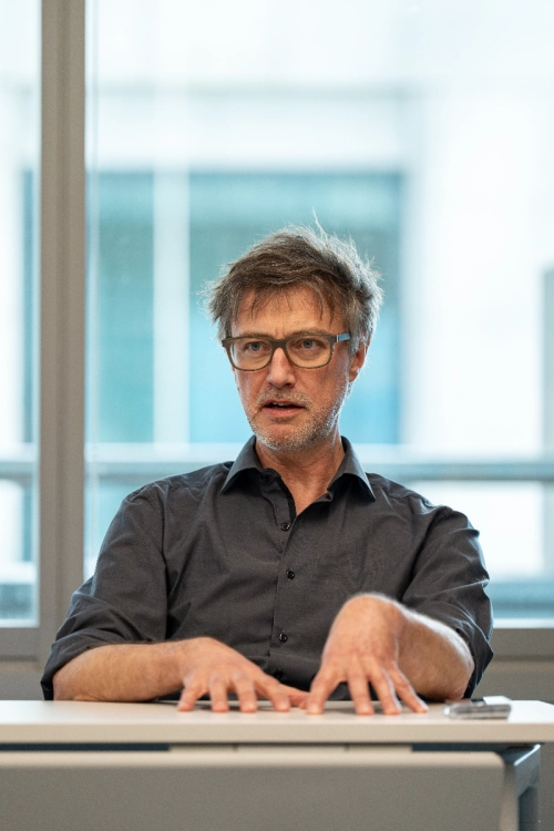 독일 창작집단 리미니 프로토콜이 선보이는 ‘리모트 X’에서 현지 연출을 맡은 외르크 카렌바워가 ‘리모트 서울’에 대해 설명하고 있다. GS아트센터 제공