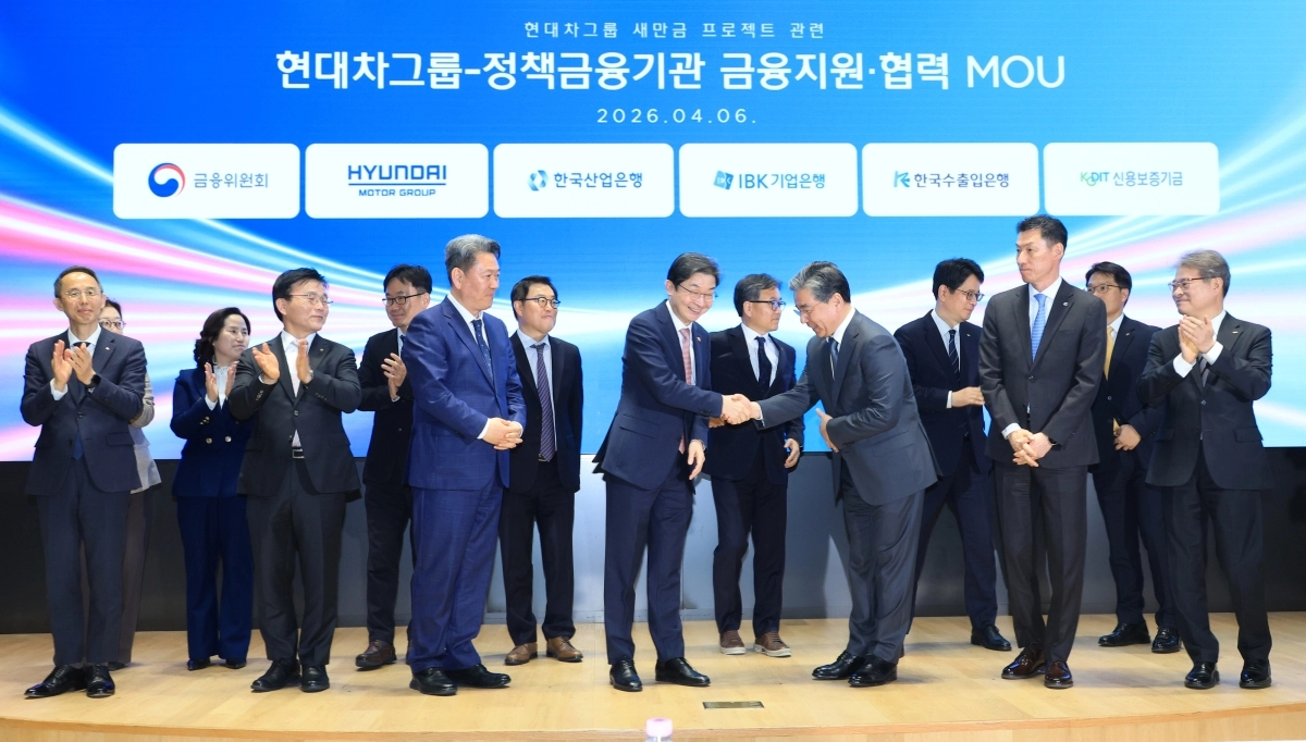 이억원 금융위원장이 6일 서울 여의도 한국산업은행 본관에서 열린 현대차그룹·정책금융기관 업무협약에서 장재훈 현대차그룹 부회장과 악수하고 있다. 앞줄 왼쪽부터 황기연 한국수출입은행장, 박상진 한국산업은행 회장, 서강현 현대차그룹 기획조정담당 사장, 이 위원장, 장 부회장, 장민영 중소기업은행장, 강승준 신용보증기금 이사장. 연합뉴스