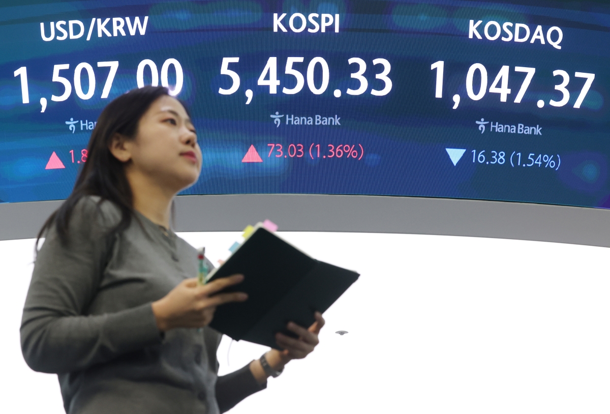 6일 코스피는 73.03포인트(1.36%) 오른 5450.33으로, 코스닥 지수는 16.38포인트(1.54%) 내린 1047.37로 장을 마쳤다. 사진은 서울 중구 하나은행 본점 딜링룸 전광판에 코스피 등 지수가 표시돼 있는 모습. 연합뉴스