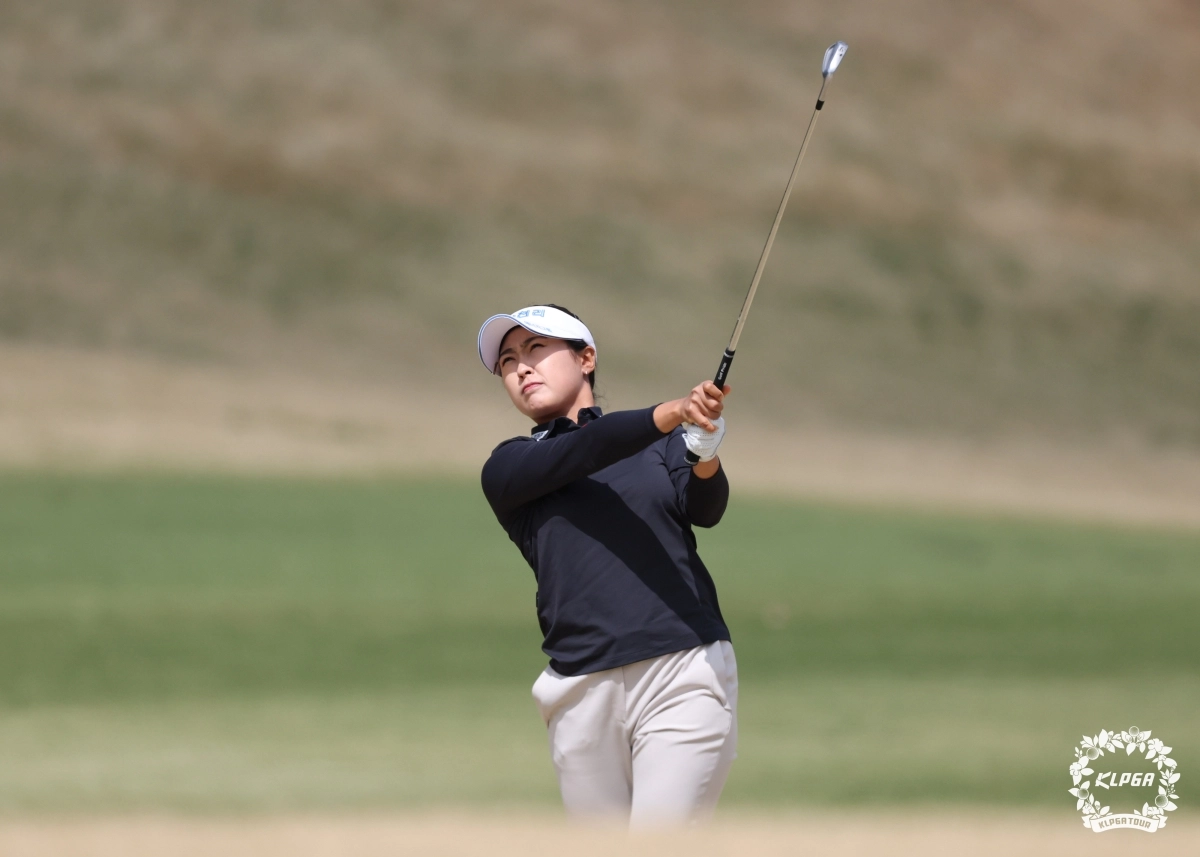 아이언으로 그린을 공략하는 김민주. 김민주는 지난해 iM 금융 오픈에서 생애 첫 우승을 따냈고  오는 9일부터 나흘 동안 경북 구미시 골프존카운티 선산CC에서 타이틀 방어에 나선다. KLPGA 제공.