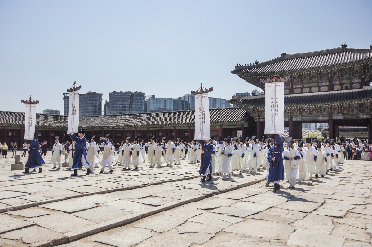 지난해 4월 경복궁에서 열린 궁중문화축전 행사 모습. ‘경복궁 궁중새내기’ 프로그램이 진행되고 있다. 국가유산진흥원 제공