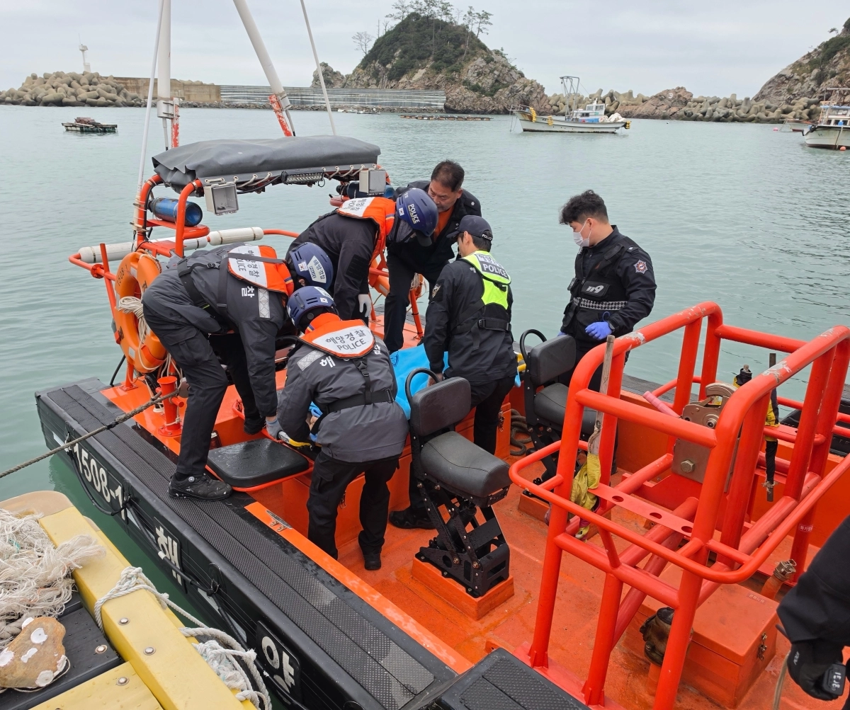 목포해양경찰이 6일 신안군 흑산도에서 발생한 80대 응급환자를 경비함정을 이용해 육지로 긴급이송하고 있다. (목포해경 제공)