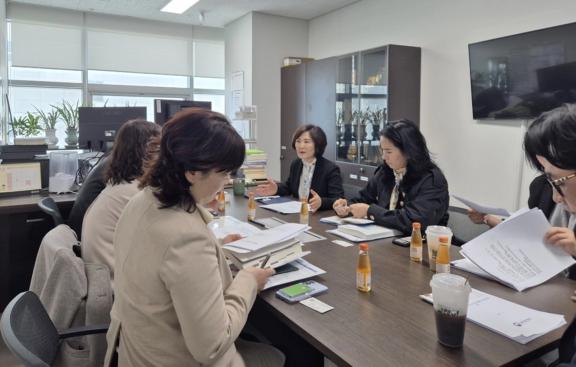 김영희 의원이 3일 경기도 건강증진과와 정담회를 열고 경기도 건강증진과와 한국 산모신생아 건강관리 연합회 관계자들과 함께 산모·신생아 건강관리 지원 사업 예산 집행 상황과 현안을 점검하고 있다.(사진=경기도의회)