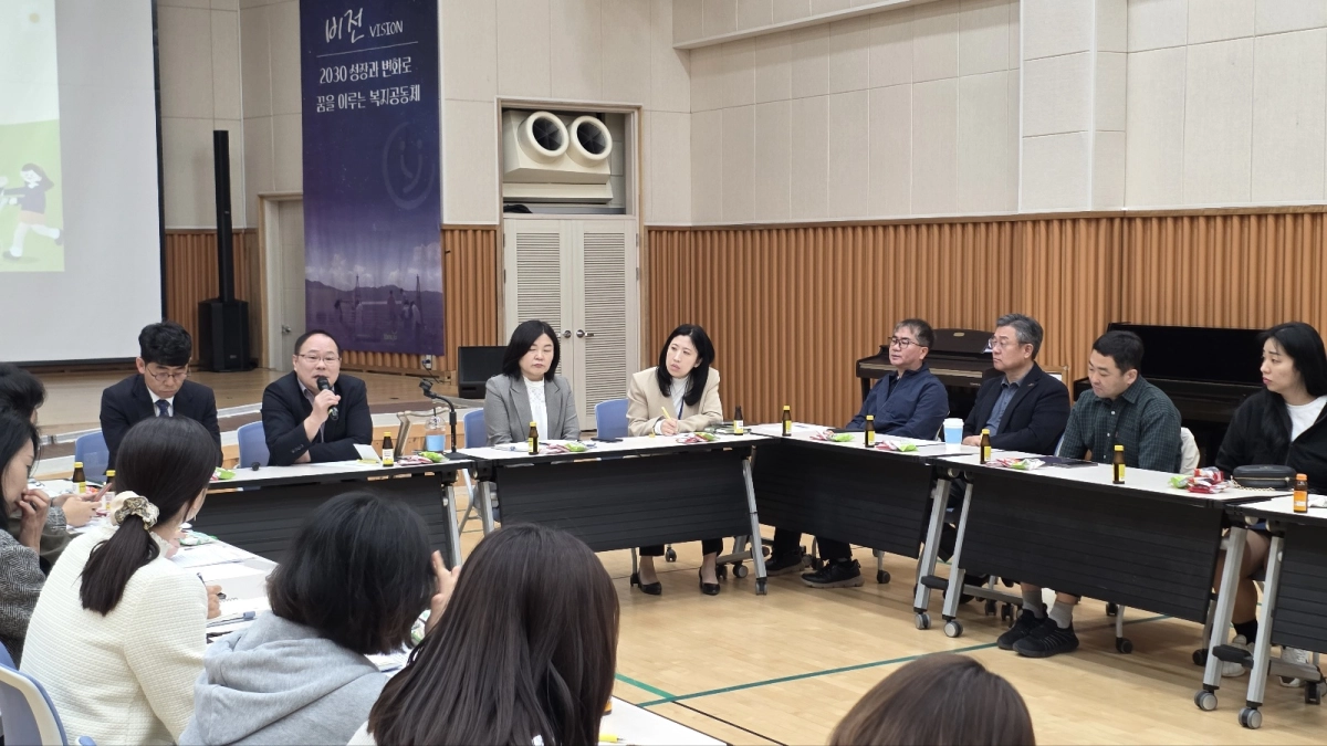 박재용 의원이 3일 양주시장애인종합복지관에서 ‘특수학급 학부모 정담회’를 개최하고, 특수교육 현안과 지원방안을 논의하고 있다.(사진=경기도의회)