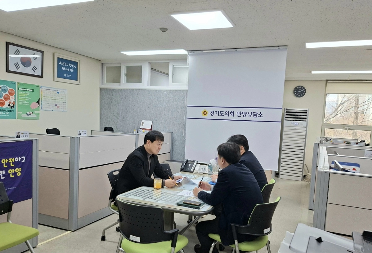 유영일 의원이 6일 의회 안양상담소에서 경기주택도시공사 관계자로부터 도시주택의 현재와 미래를 잇는 ‘GH Bridge 2030’ 행동계획 추진현황 보고를 받고 있다.(사진=경기도의회)