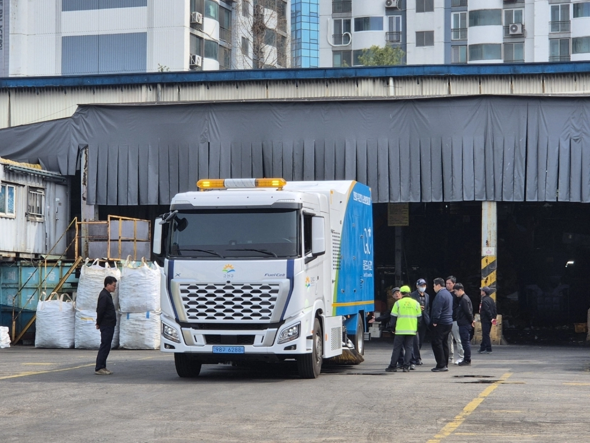 서울 금천구가 민간기업과 함께 개발한 친환경 청소 차량의 모습. 금천구 제공