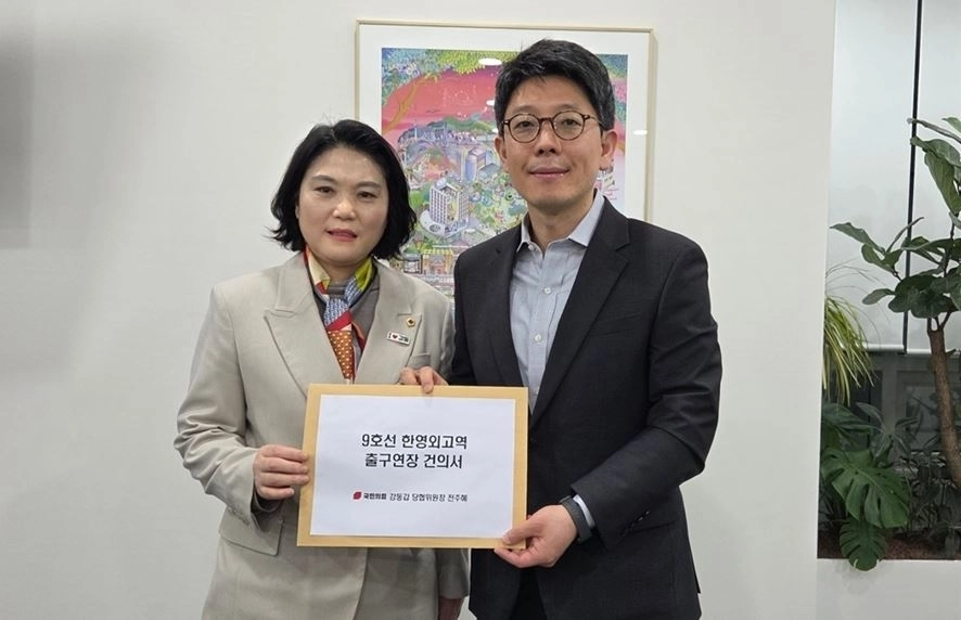 김병민 부시장에게 출입구 연장 건의서를 전달하는 박춘선 서울시의원