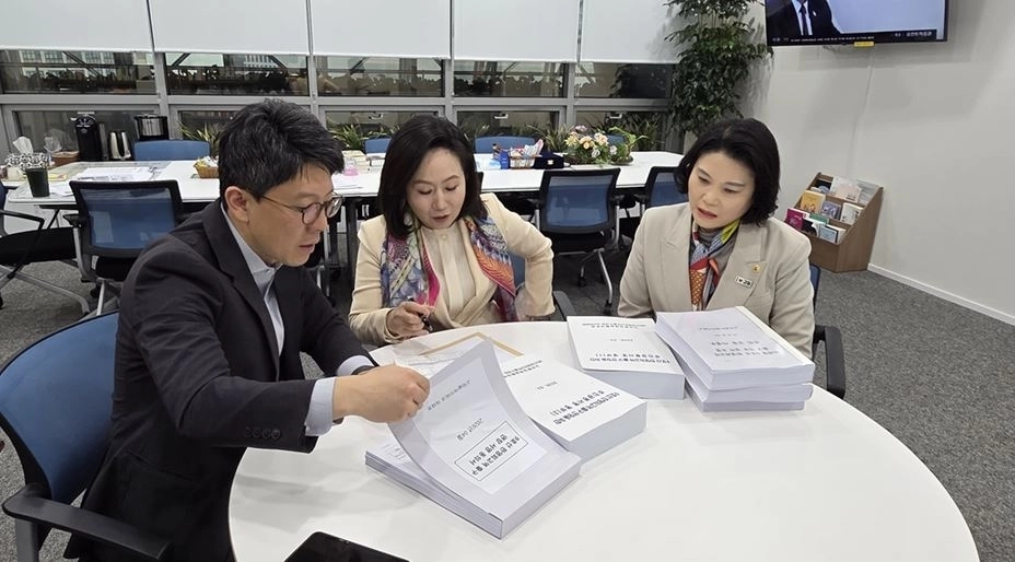 9호선 한영외고역 진출입 개선에 대한 방안을 논의하는 전주혜 당협위원장과 박춘선 서울시의원