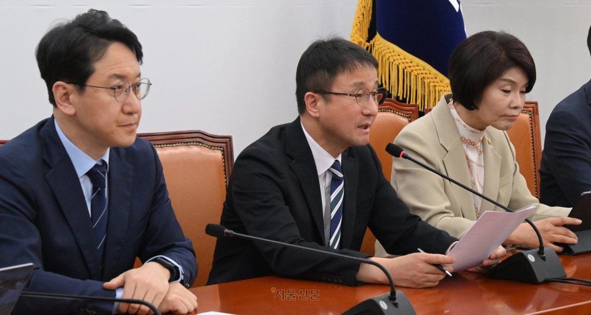 한병도(가운데) 더불어민주당 원내대표가 7일 국회에서 열린 원내대책회의에서 발언하고 있다.2026.4.7. 안주영 전문기자