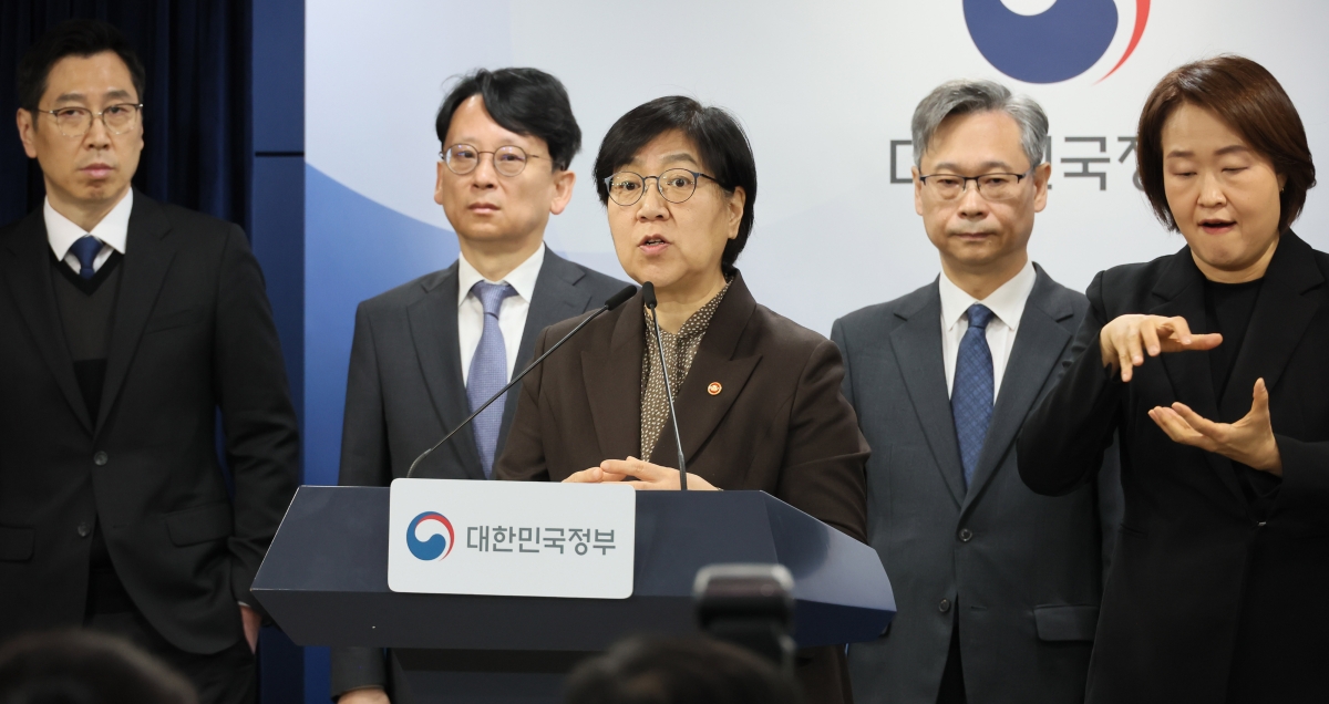 정은경 보건복지부 장관이 7일 서울 종로구 정부서울청사에서 의료제품 수급대응 관계부처 합동 브리핑을 하고 있다. 연합뉴스