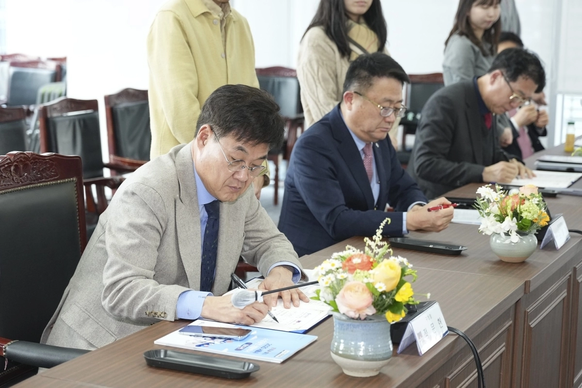 정문헌(왼쪽) 종로구청장이 지난달 18일 구청 기획상황실에서 열린 ‘소상공인 지원사업 추진 업무협약식’에 참석했다. 종로구 제공