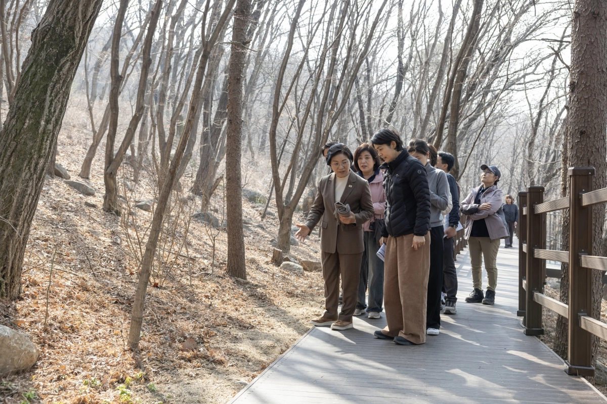 김미경(앞줄 왼쪽) 은평구청장이 지난달 23일 응암동의 숲 체험 공간 ‘백련산 꿈마을 숲정이’ 현장을 점검하며 담당자에게 “비에 흙이 넘치지 않게 물길을 내 달라”고 주문하고 있다. 은평구 제공