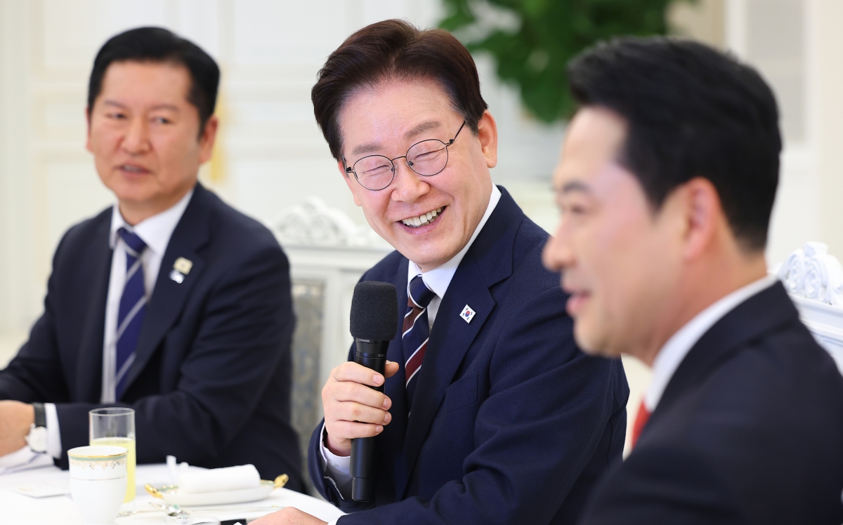 이재명 대통령이 7일 청와대에서 열린 여야정 민생경제 협의체 회담에서 발언하고 있다. 왼쪽부터 정청래 더불어민주당 대표, 이 대통령, 장동혁 국민의힘 대표. 2026.4.7 연합뉴스