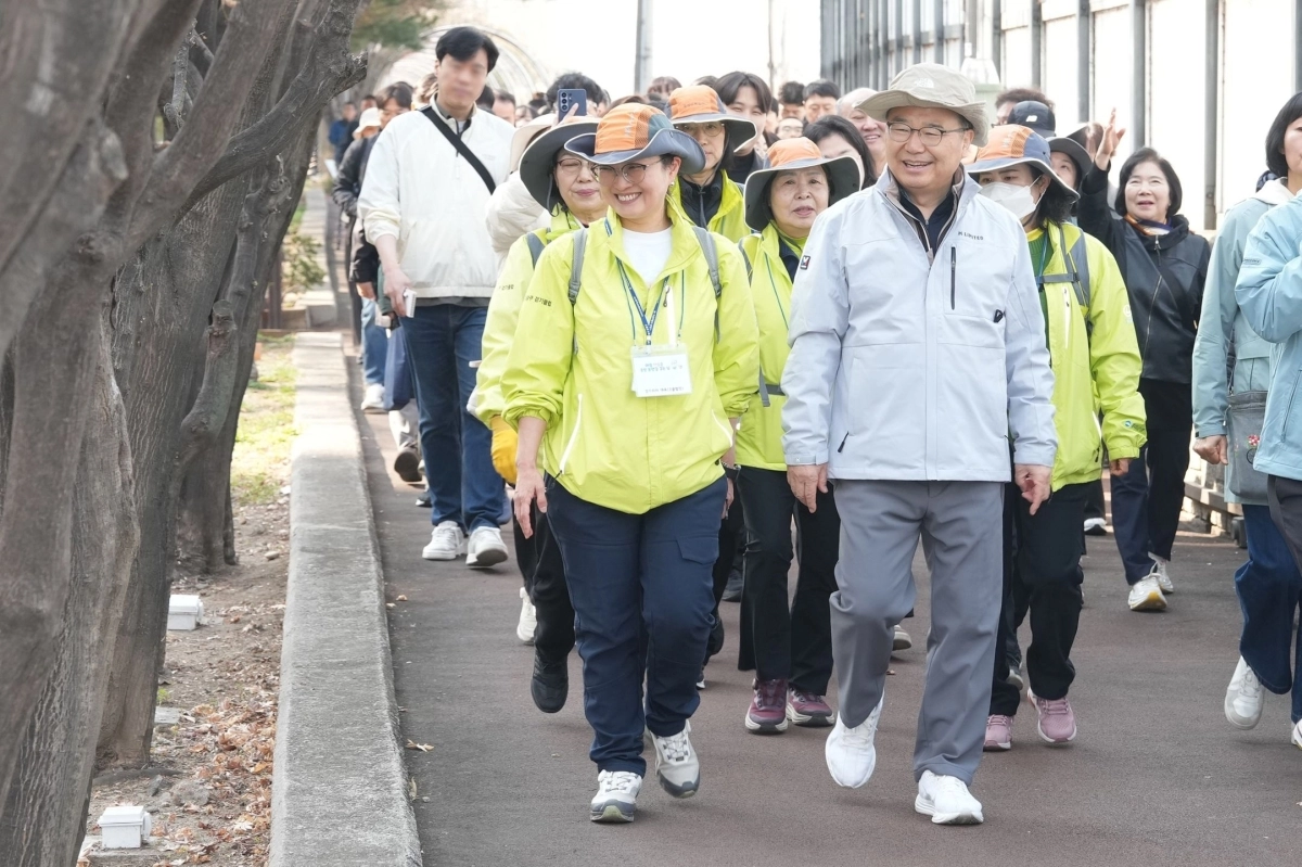 류경기(왼쪽 두번째) 중랑구청장이 지난달 중랑동행길을 현장 점검 중인 모습. 중랑구 제공