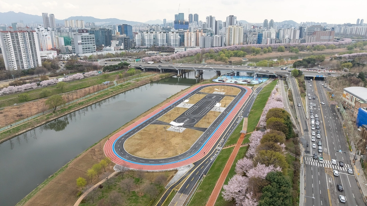 새롭게 조성된 목동교 하부 ‘육상·인라인 복합 트랙’ 전경. 양천구 제공