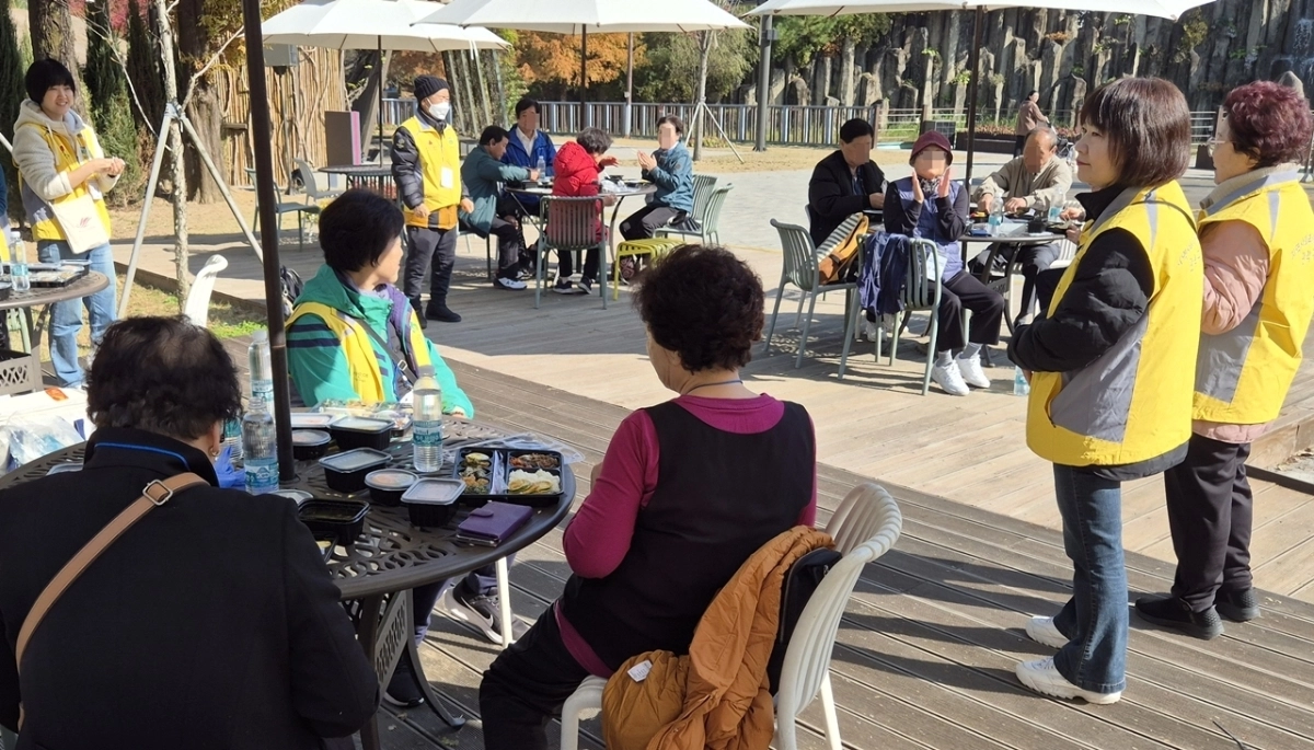 지난해 서울 관악구 난곡동에서 ‘동별 특화사업’으로 홀몸어르신과 함께 부천자연생태공원에 방문하는 프로그램이 진행되고 있다. 관악구 제공