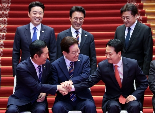 이재명 대통령이 7일 청와대에서 여야정 민생경제 협의체 회담에 앞서 기념촬영 중 더불어민주당 정청래 대표, 국민의힘 장동혁 대표와 손을 잡고 있다. 뒷줄은 왼쪽부터 강훈식 대통령비서실장, 김민석 국무총리, 홍익표 정무수석. 2026.4.7 연합뉴스