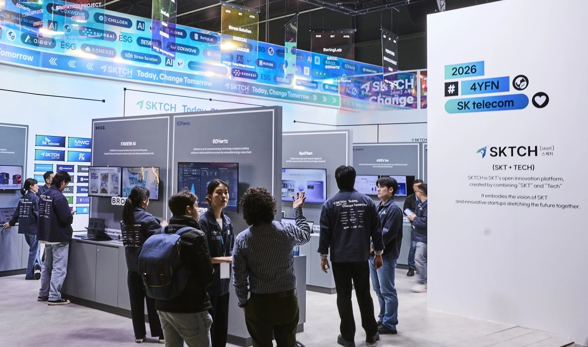 SK텔레콤이 지난 3월 스페인 바르셀로나에서 열린 ‘MWC 2026’의 부대행사 ‘4YFN(4 Years from  Now)’에서 AI 및 ESG 분야 혁신 스타트업들과 ‘SKT 스타트업 단독 전시관’을 운영하고 있다. SK텔레콤 제공