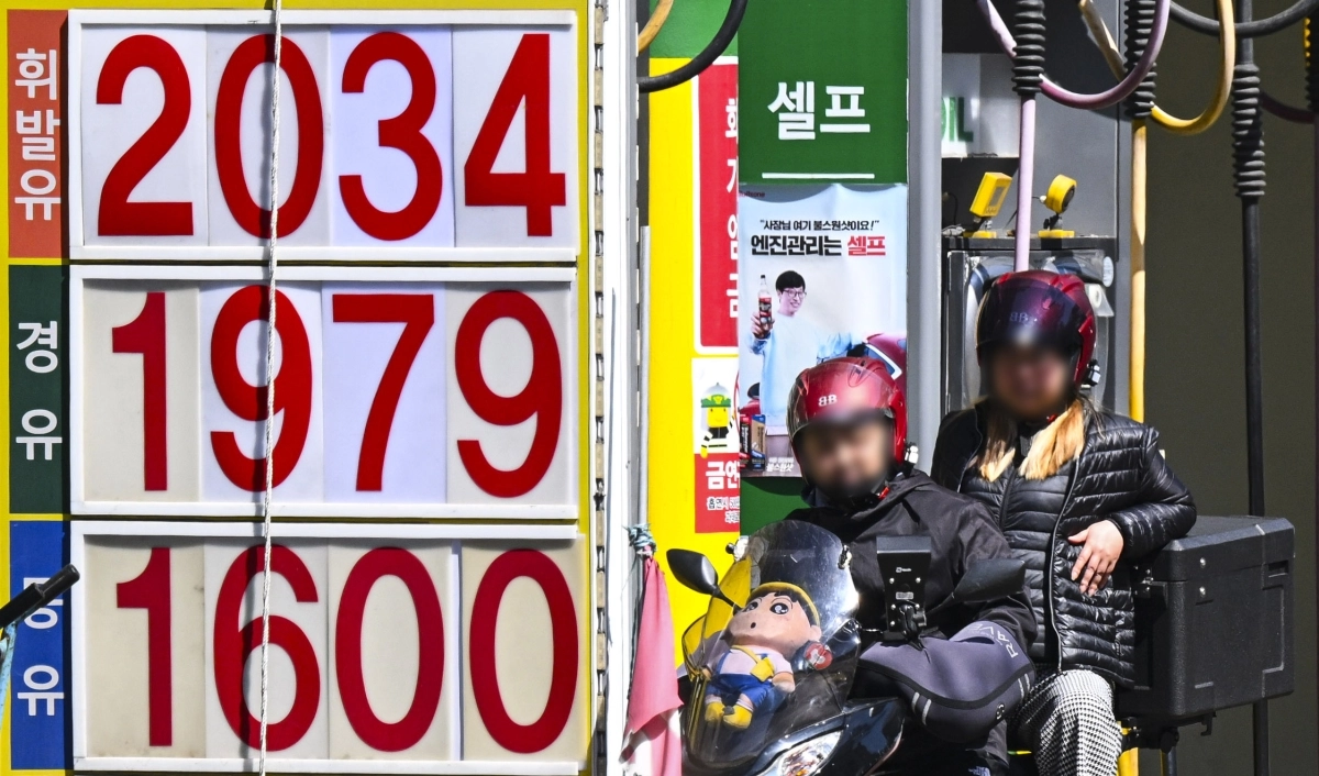 서울 평균 휘발유 가격이 2000원대를 돌파한 7일 서울 시내 한 주유소에 휘발유 등 가격이 표시돼 있다. 2026.4.7. 이지훈 기자