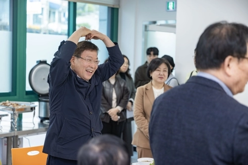 김경호 서울 광진구청장이 보훈회관에서 주민들과 인사하고 있다.  광진구 제공