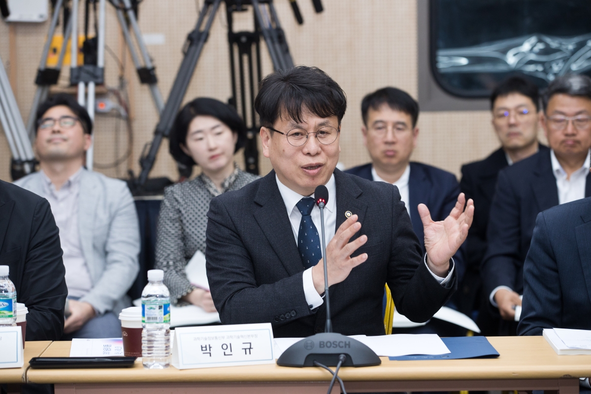 박인규 과학기술정보통신부 과학기술혁신본부장이 7일 오후 서울 강남구 한국과학기술회관에서 열린 ‘K-Science 아젠다 랩’ 에 참석해 문화체육관광부, 국토교통부, 농림축산식품부, 국가유산청 관련 전문가들과 K-Science 프로젝트 발굴 및 Science 스토리텔링 아이디어를 논의하고 있다. 과기부 제공