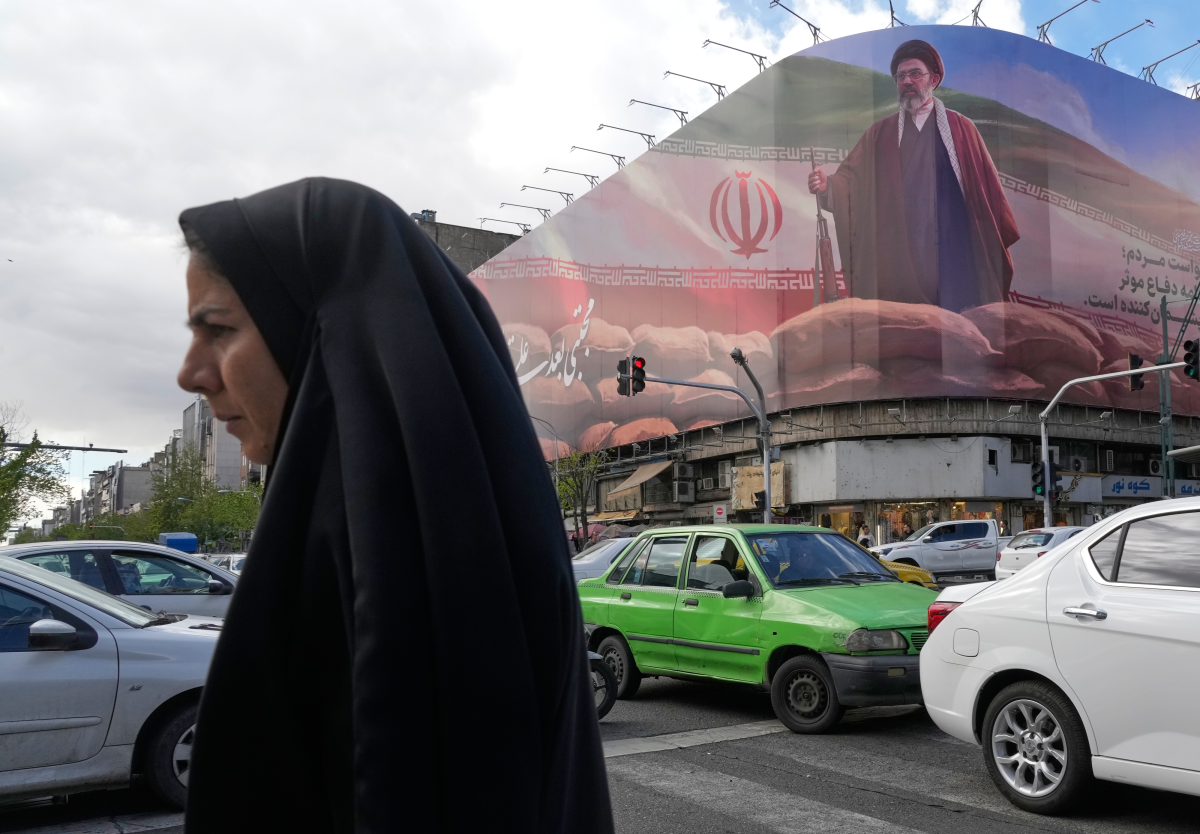 6일(현지시간) 이란 수도 테헤란 도심에서 한 여성이 최고지도자 아야톨라 모즈타바 하메네이를 그린 대형 그림 앞을 지나고 있다. 테헤란 AP 연합뉴스